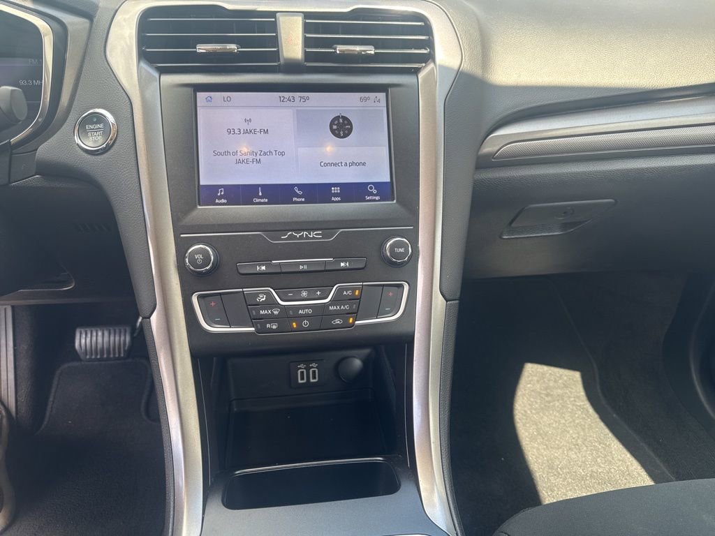 Used 2020 Ford Fusion SE image 9