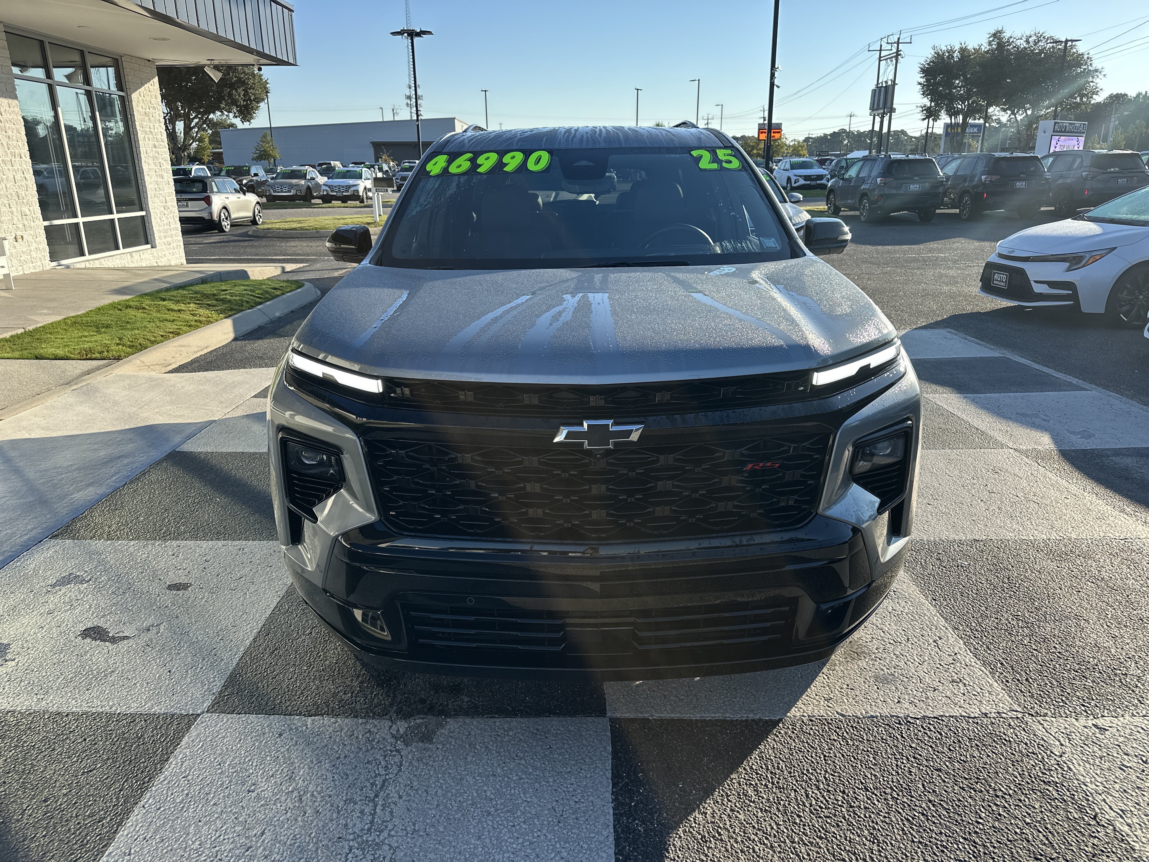 Used 2025 Chevrolet Traverse RS FWD image 2
