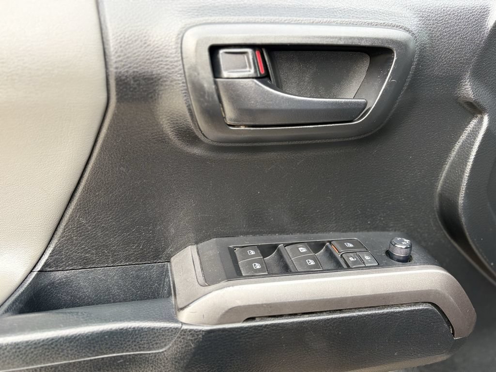 Used 2022 Toyota Tacoma SR5 w/ Technology Package AWD/4WD image 11