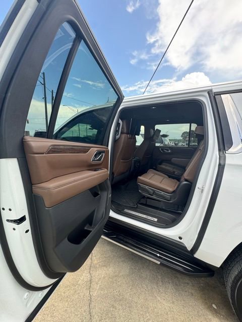 Used 2024 Chevrolet Suburban High Country w/ Advanced Technology Package image 14