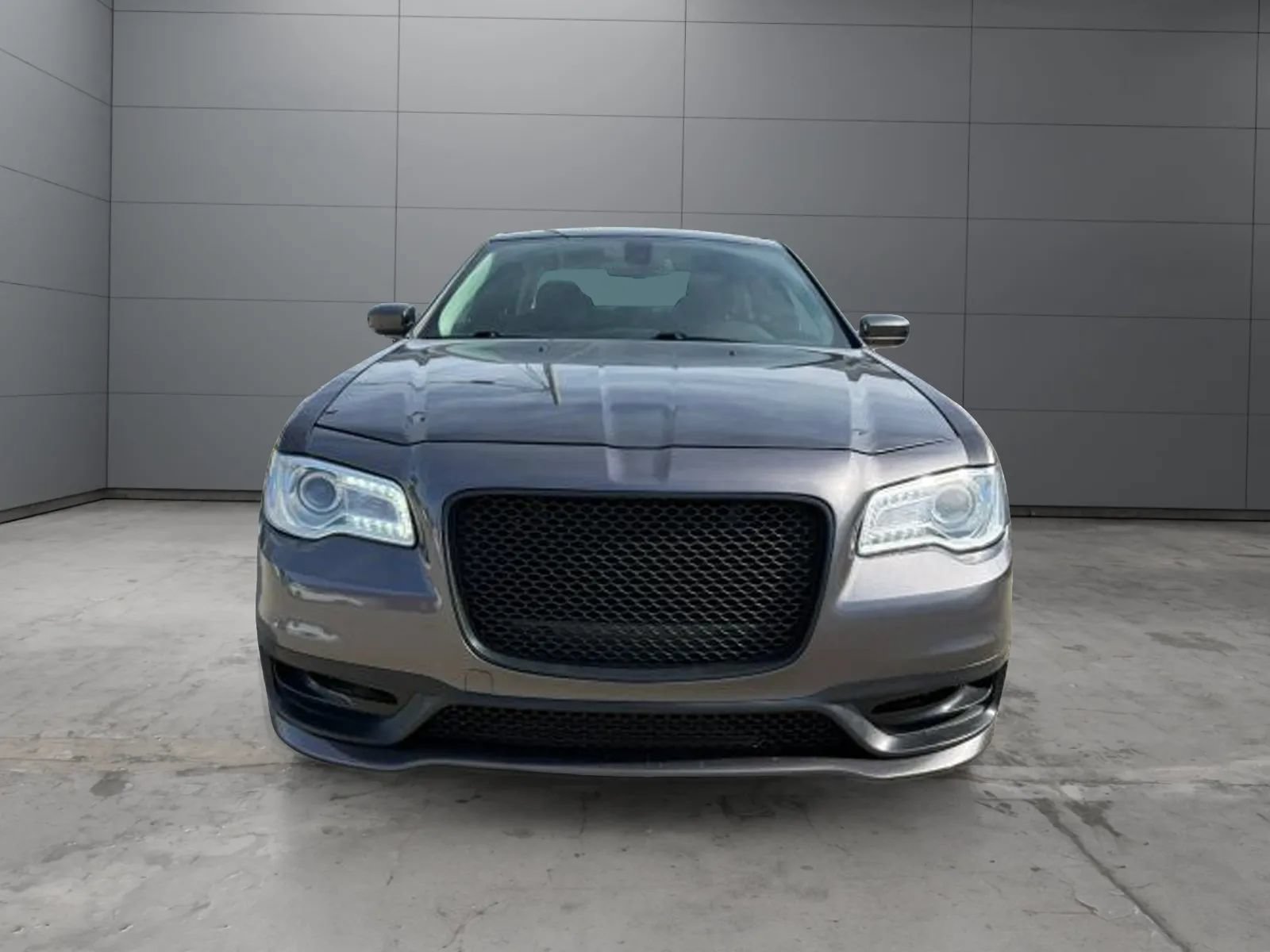 Used 2019 Chrysler 300 Touring RWD image 2