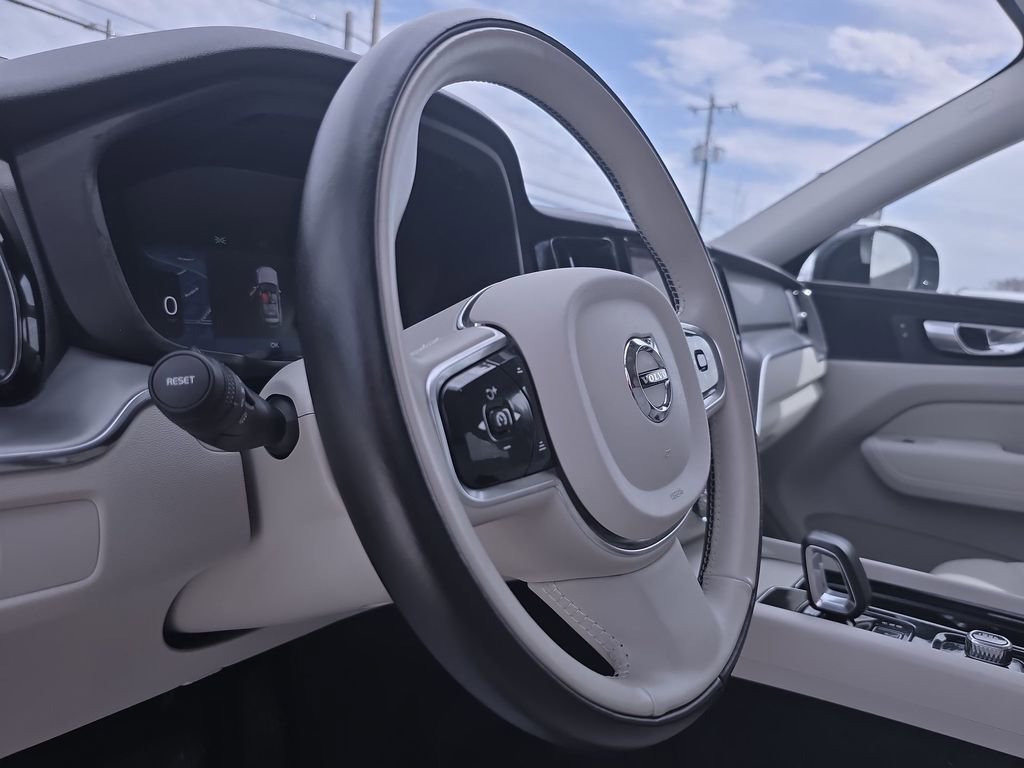 Used 2023 Volvo XC60 B5 Core image 18