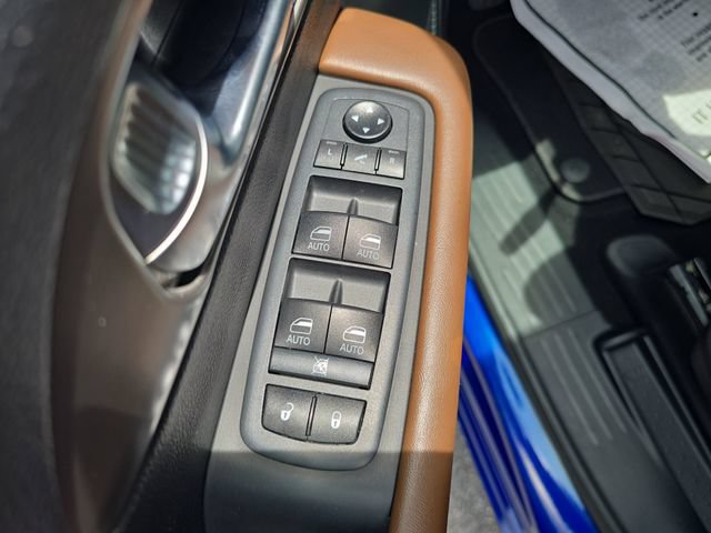 Used 2020 Chrysler Pacifica Limited w/ Tire & Wheel Group FWD image 17