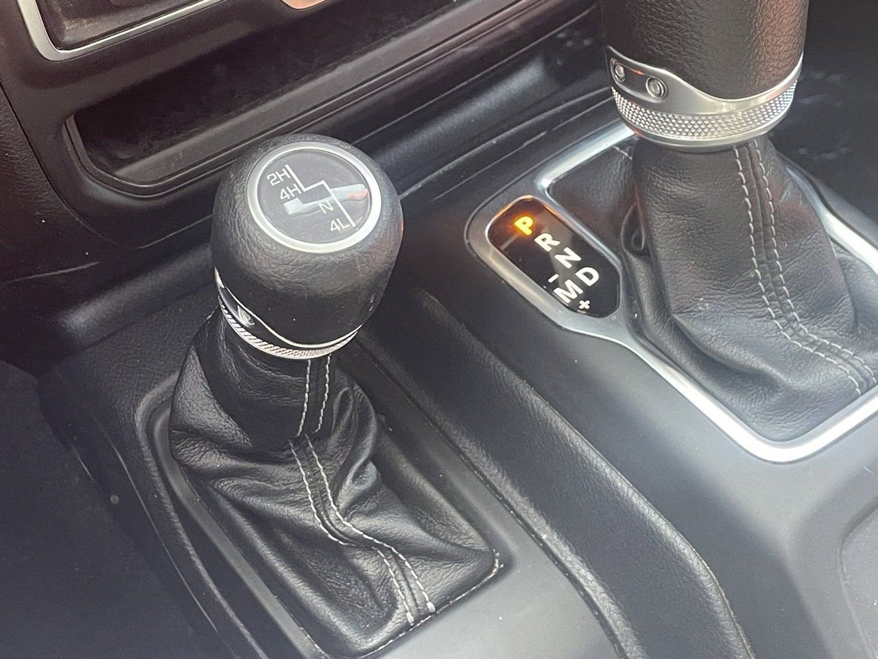 Used 2025 Jeep Gladiator Sport image 8