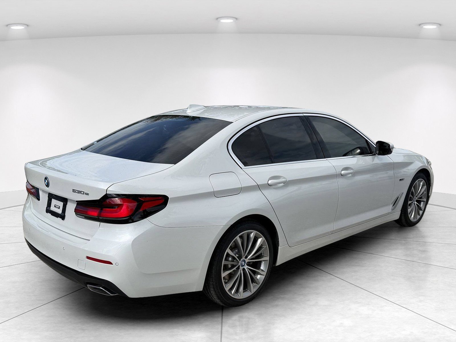 Certified 2023 BMW 530e w/ Premium Package RWD image 4