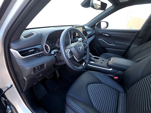 Used 2023 Toyota Highlander XSE FWD image 11