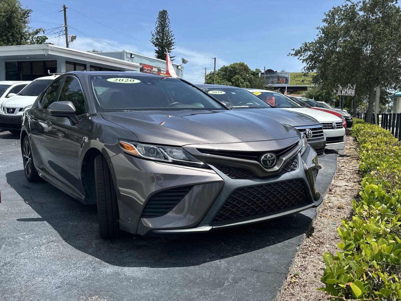 Used 2020 Toyota Camry SE FWD image 1
