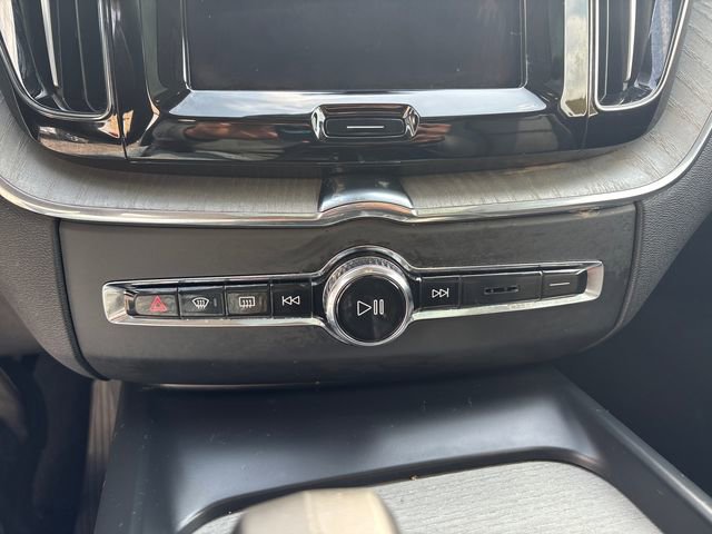 Used 2025 Volvo XC60 B5 Plus image 33