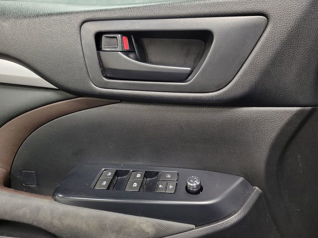 Used 2018 Toyota Highlander LE image 18