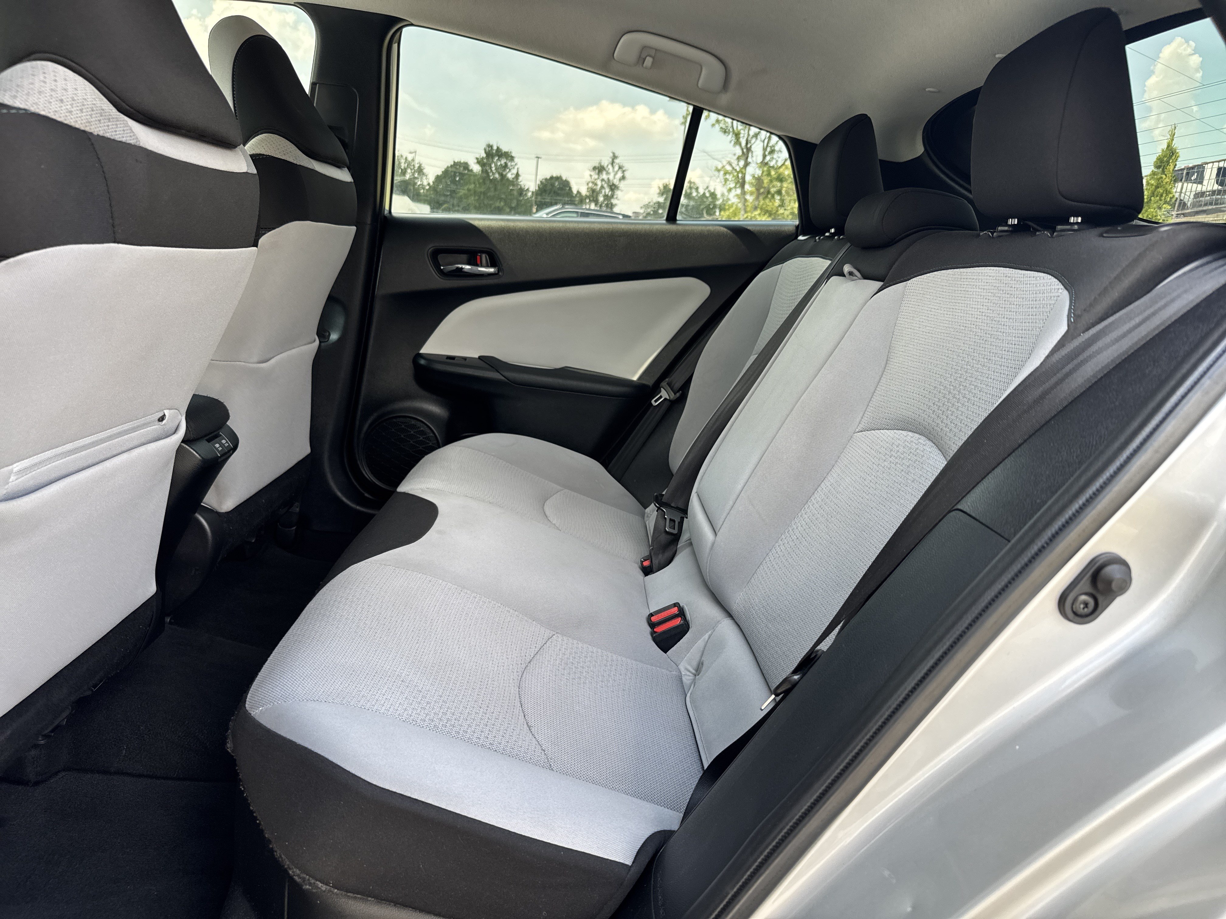 Used 2022 Toyota Prius LE FWD image 28
