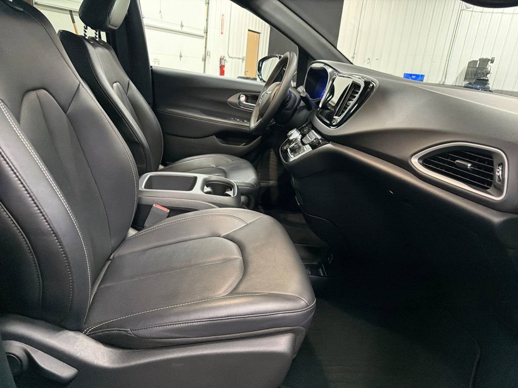 Used 2025 Chrysler Pacifica Select image 20