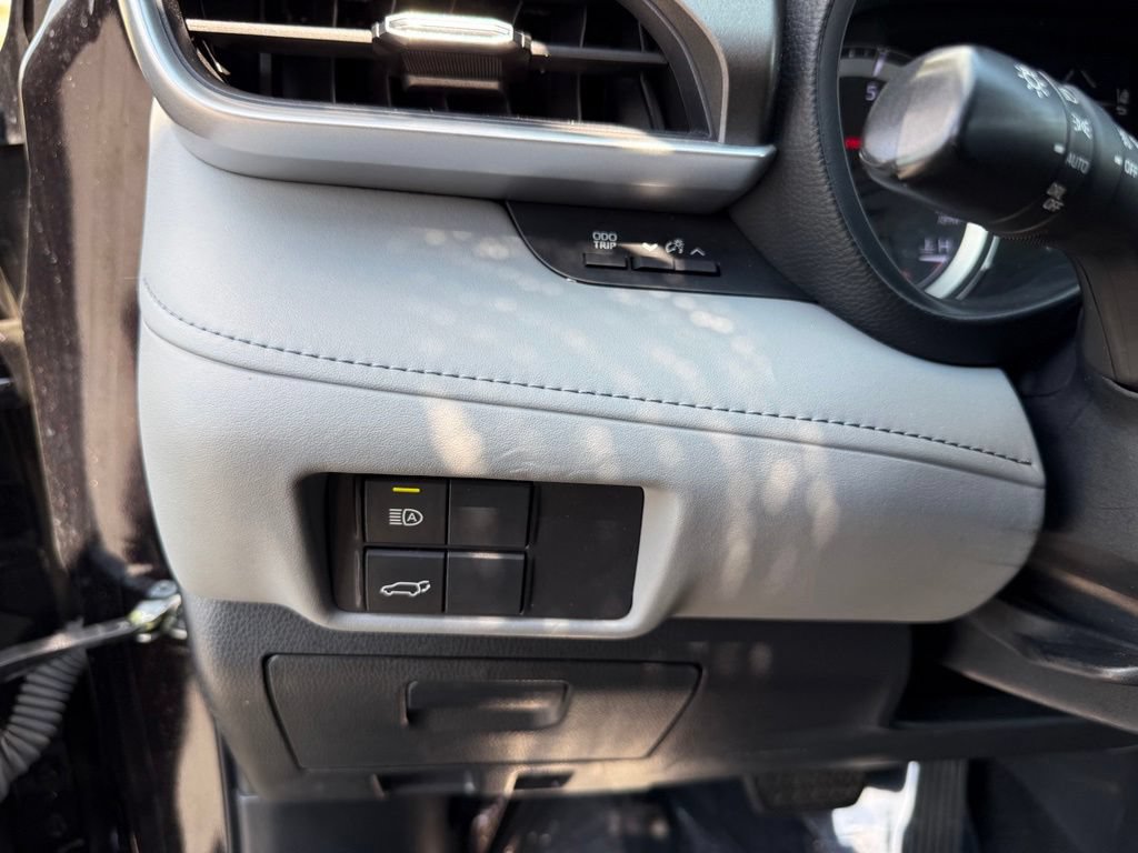 Used 2022 Toyota Highlander LE FWD image 18