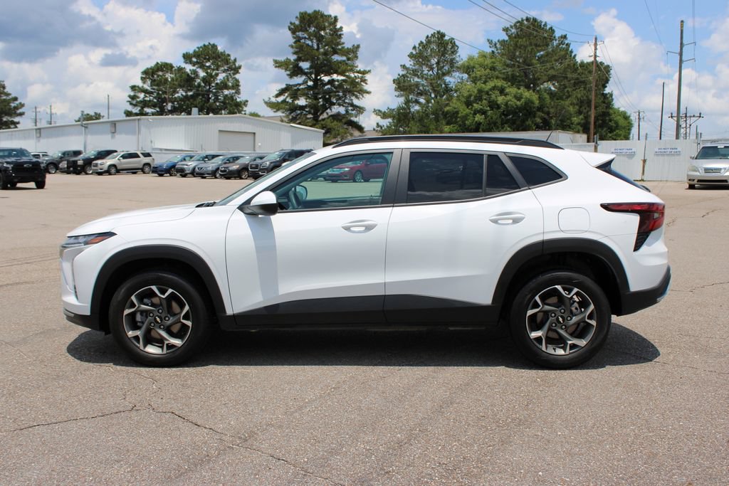 Used 2025 Chevrolet Trax LT FWD image 3