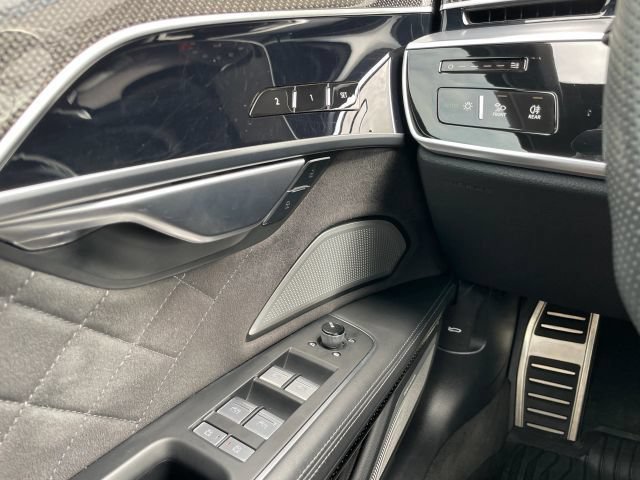 Used 2023 Audi S8 w/ S8 Executive Package AWD/4WD image 33