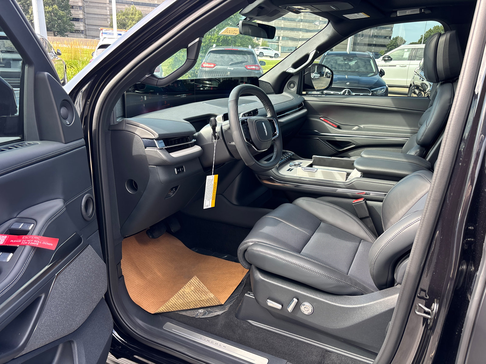 New 2027 Lincoln Navigator Reserve w/ Jet Appearance Package AWD/4WD image 25