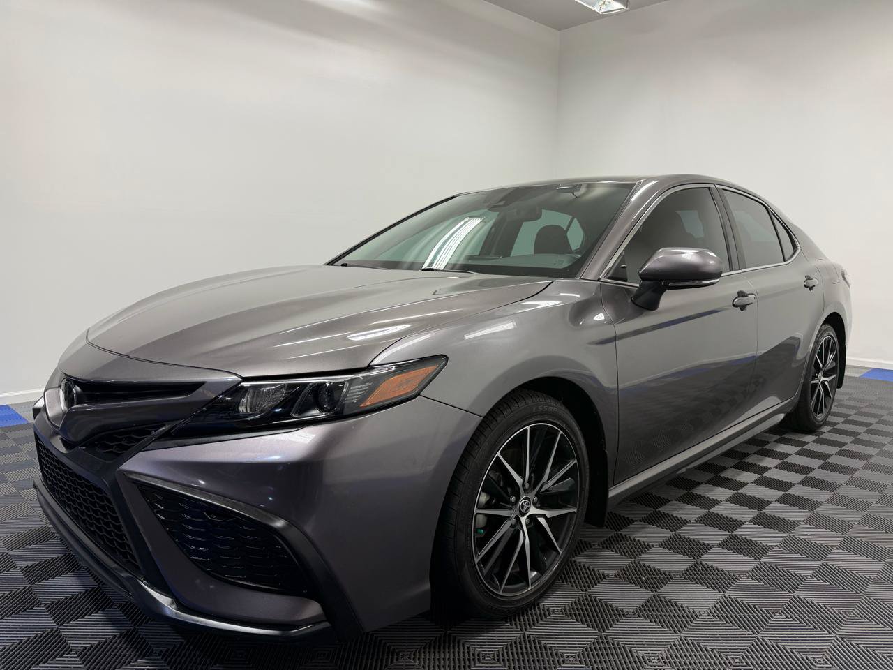 Used 2021 Toyota Camry SE w/ Convenience Package FWD image 3