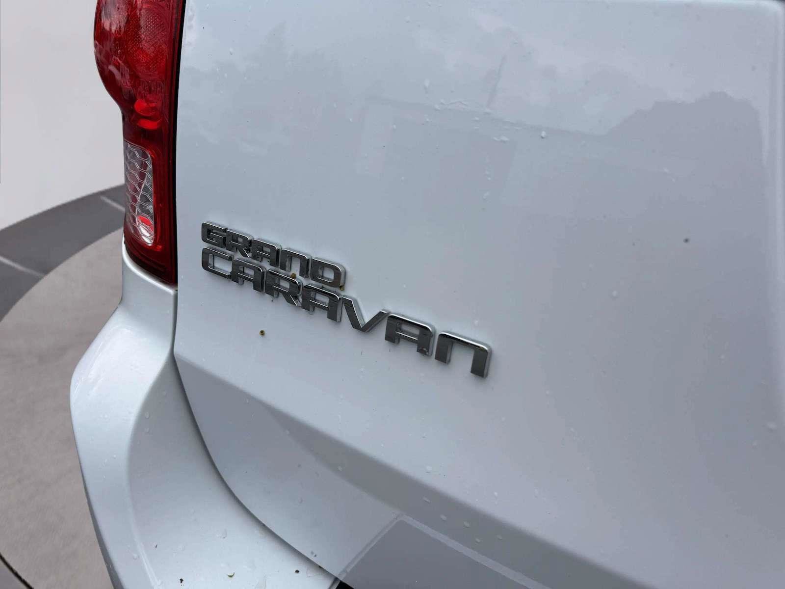 Used 2019 Dodge Grand Caravan SE w/ UConnect Hands-Free Group image 5