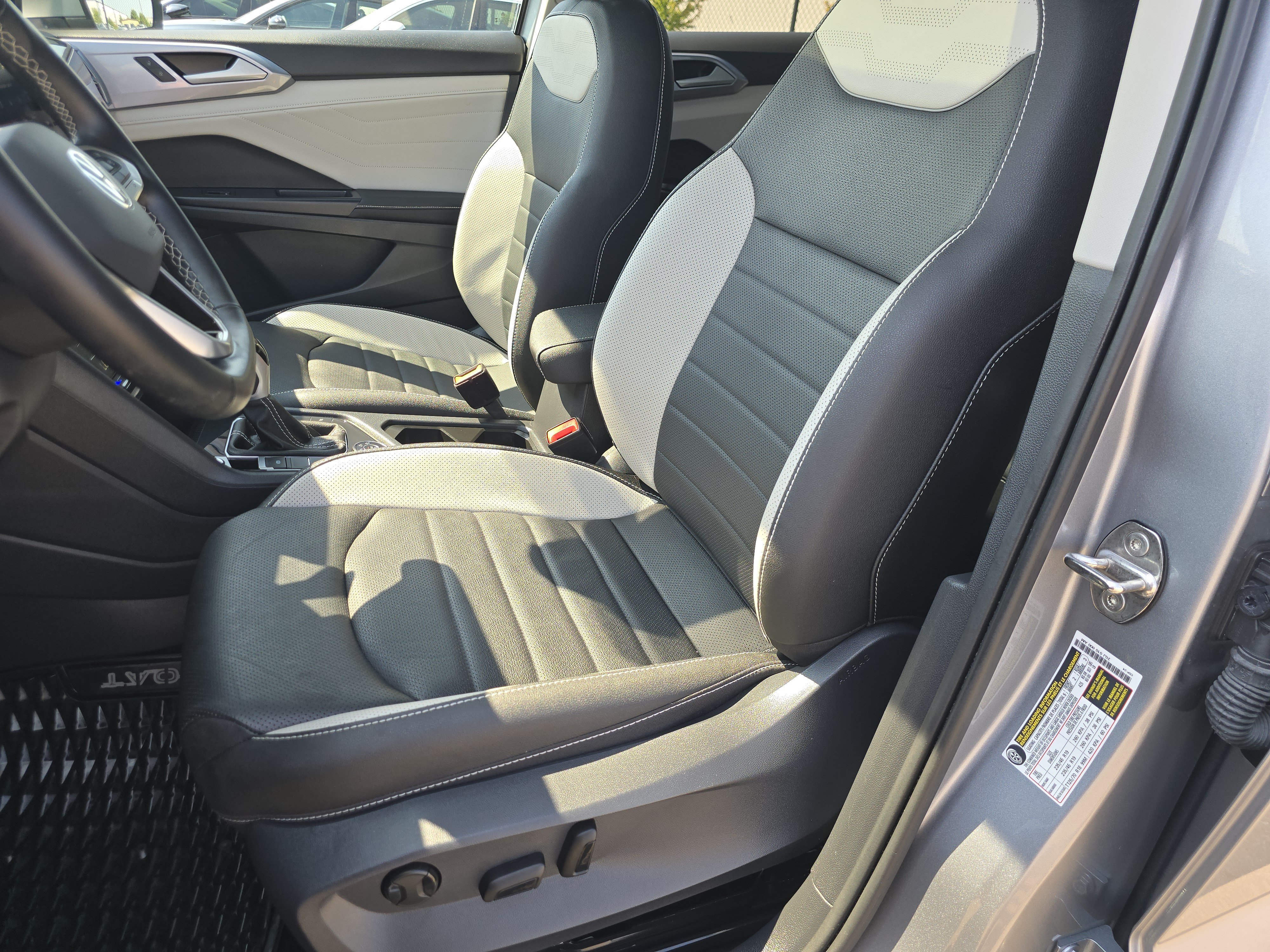 Certified 2025 Volkswagen Taos SEL AWD/4WD image 22