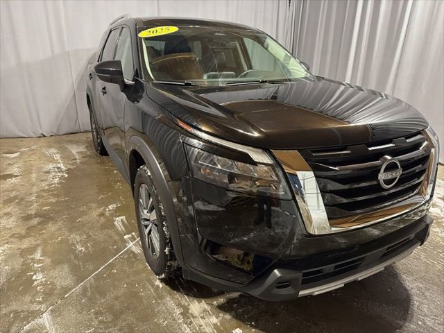 Used 2025 Nissan Pathfinder SL AWD/4WD image 2