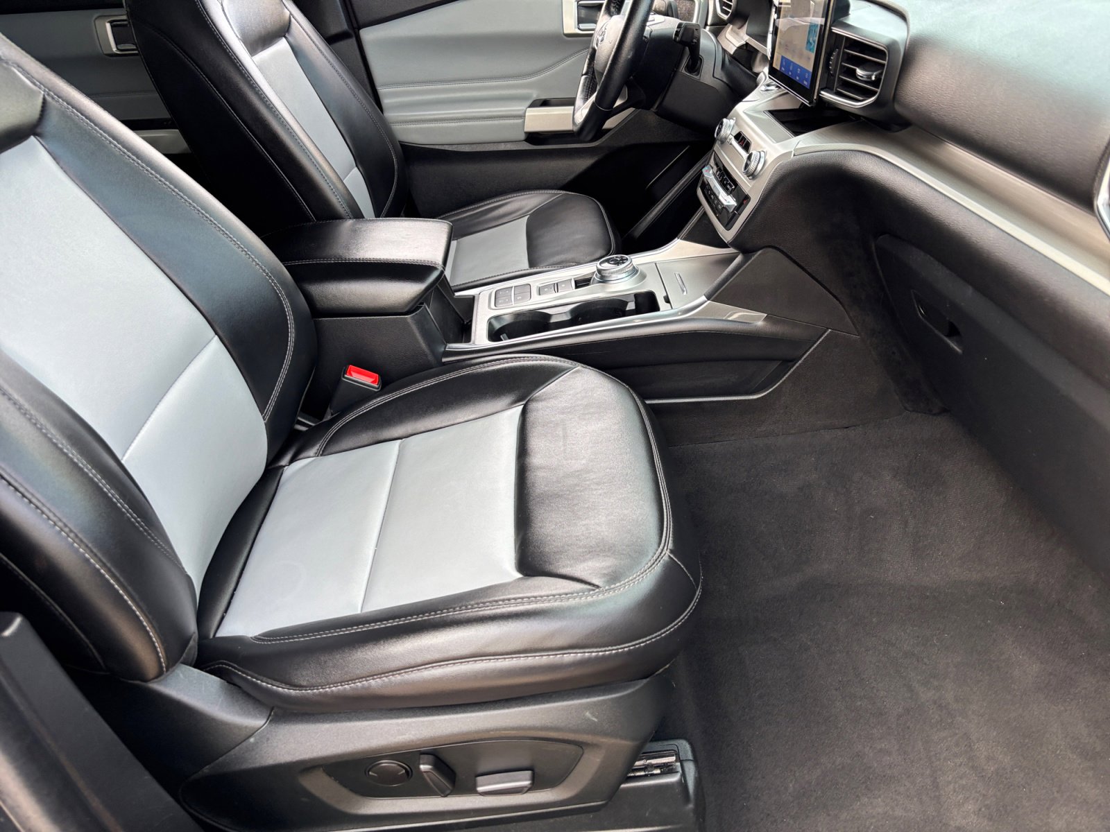 Used 2022 Ford Explorer XLT w/ Equipment Group 202A image 19