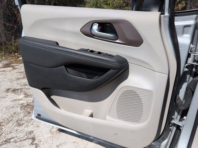 Used 2024 Chrysler Voyager LX image 11