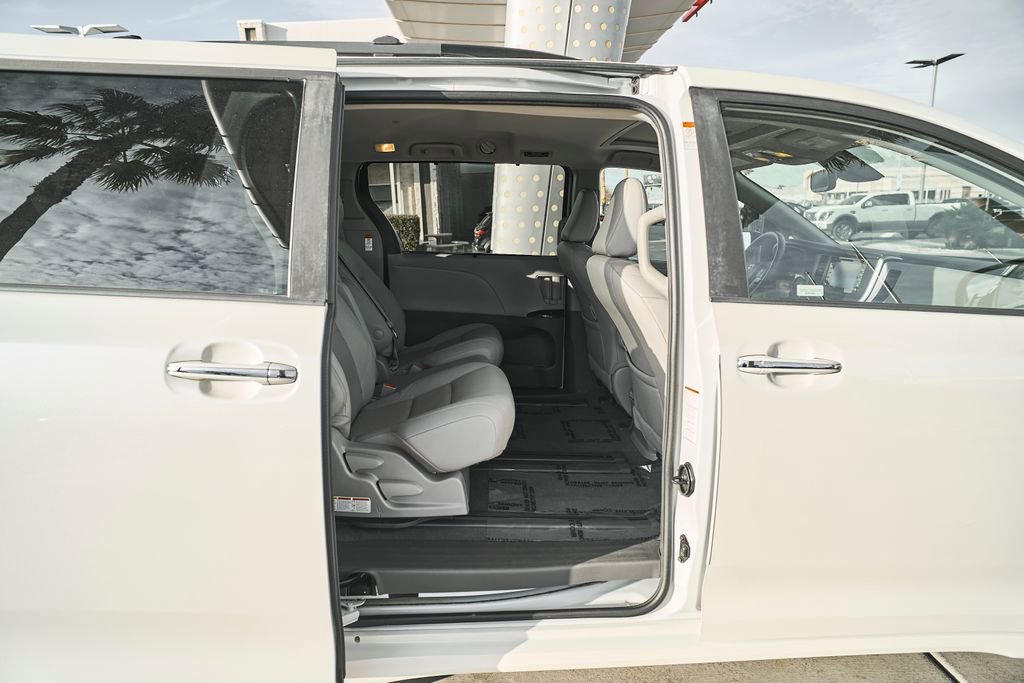 Used 2020 Toyota Sienna XLE w/ XLE Navigation Package image 11