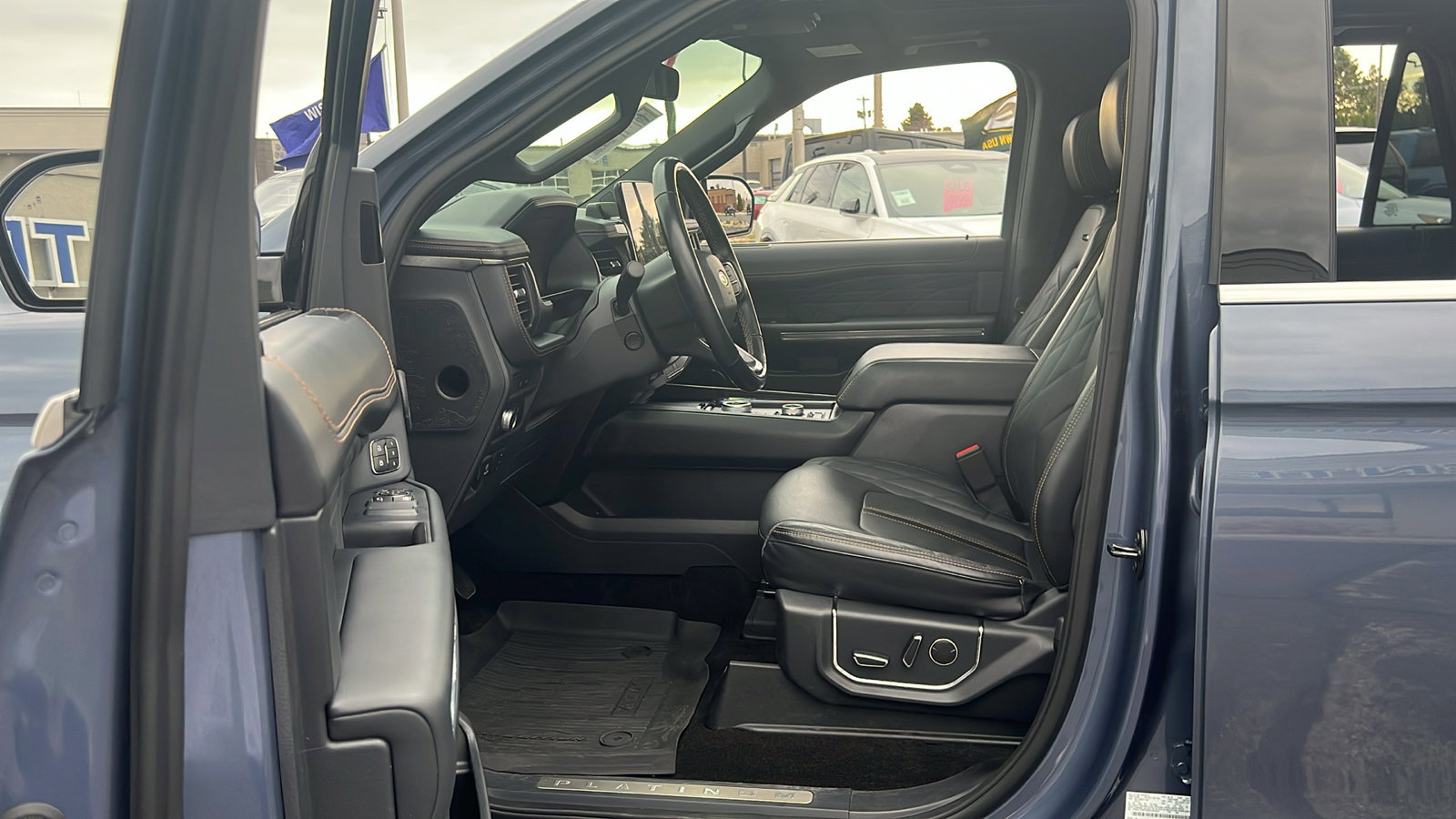 Used 2022 Ford Expedition Platinum image 11