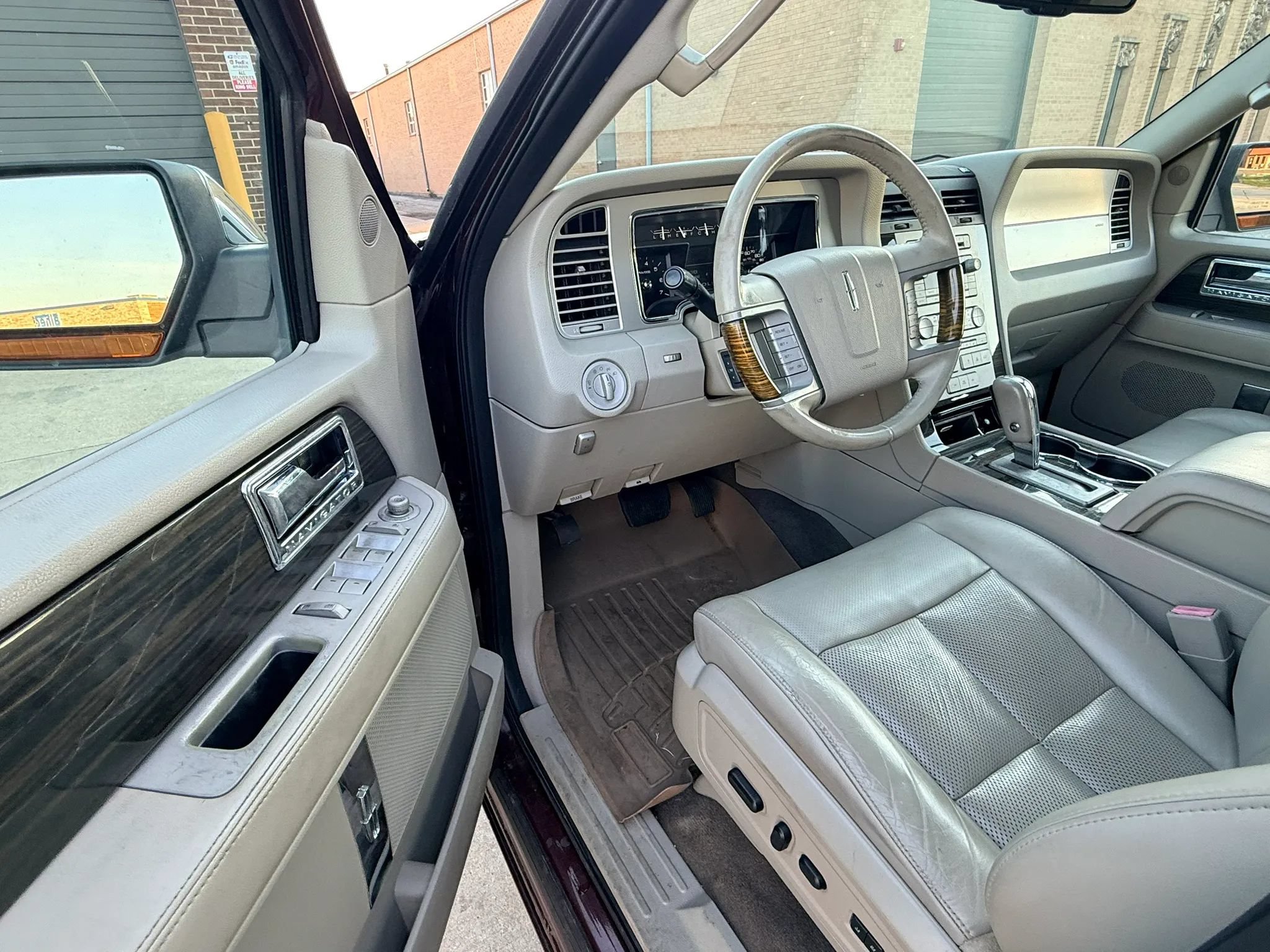 Used 2010 Lincoln Navigator 4WD image 11