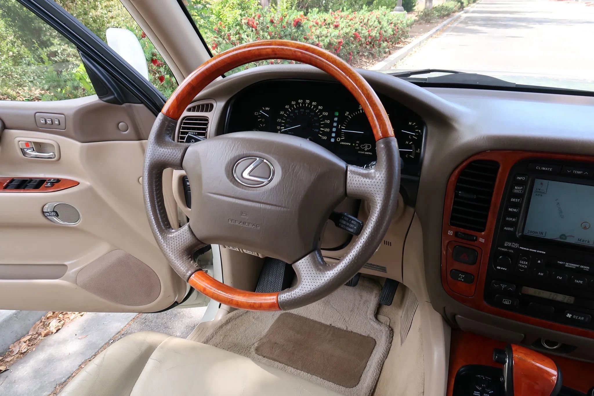 Used 2001 Lexus LX 470 4WD image 36