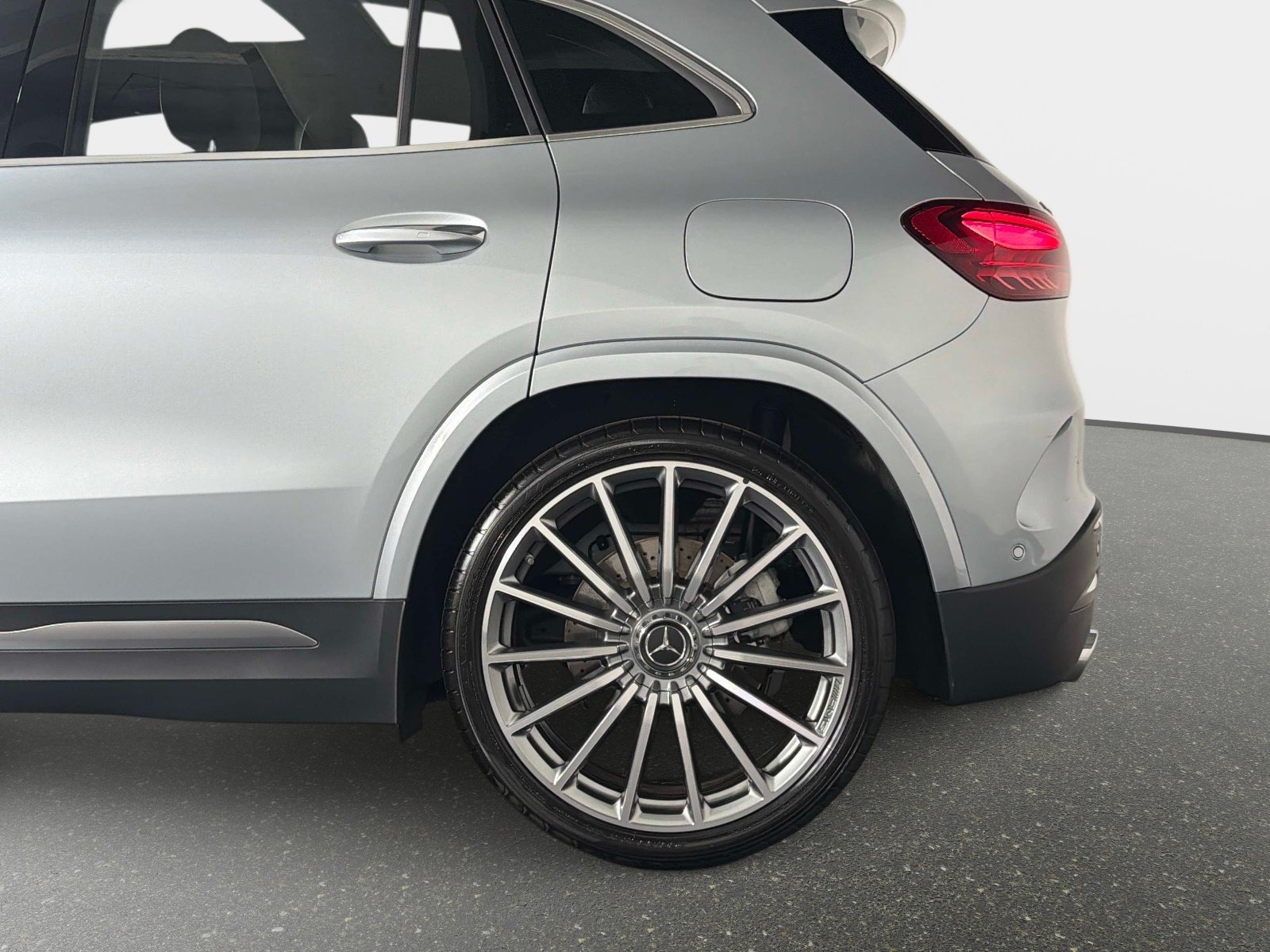 Used 2024 Mercedes-Benz GLA 35 AMG 4MATIC w/ Exclusive Package image 13