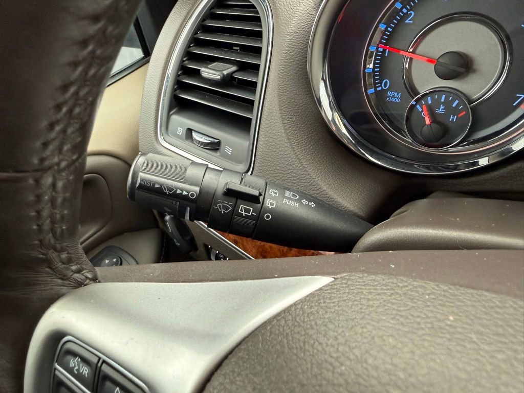 Used 2016 Chrysler Town & Country Touring-L image 23