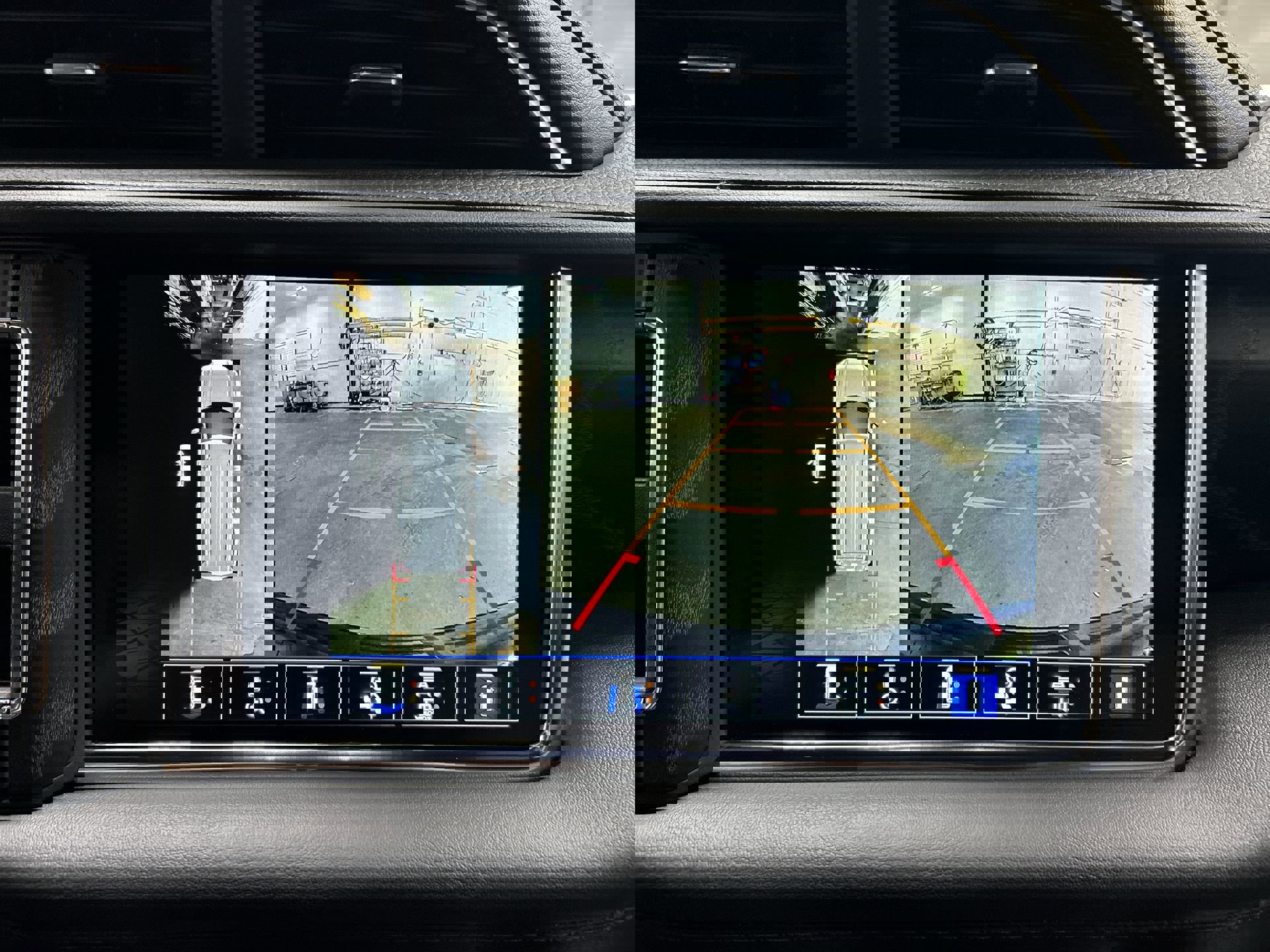 Used 2022 GMC Yukon XL Denali image 16