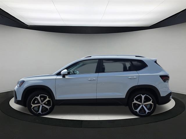 New 2025 Volkswagen Taos SEL image 4