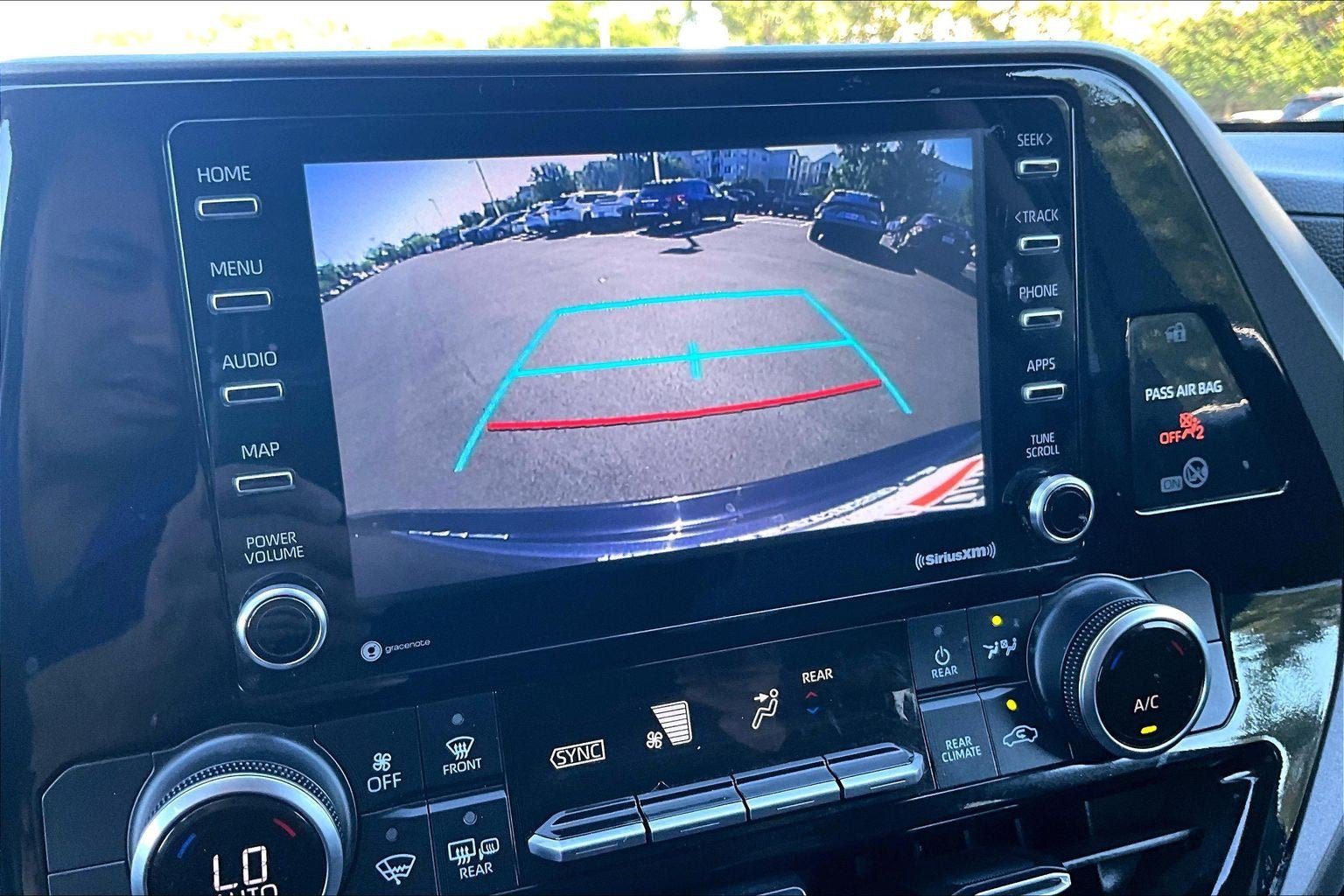 Used 2021 Toyota Highlander L AWD/4WD image 19