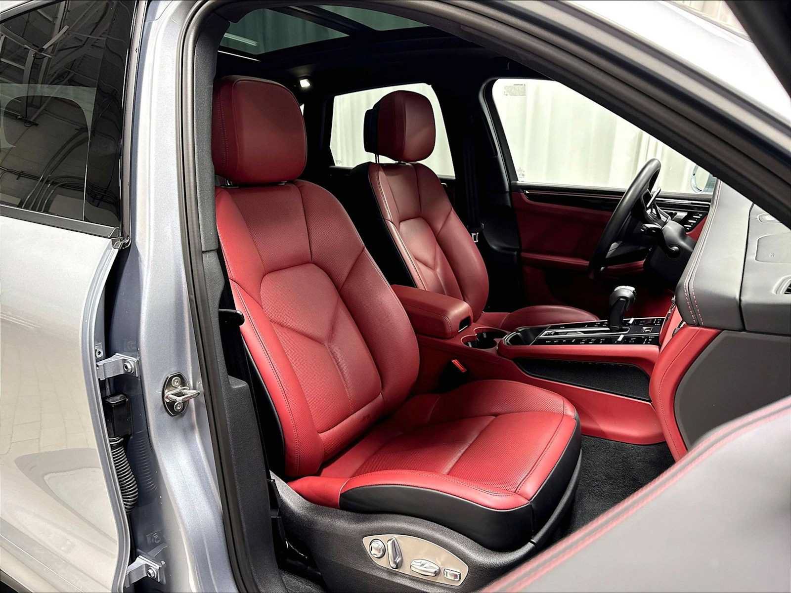 Used 2026 Porsche Macan AWD/4WD image 29