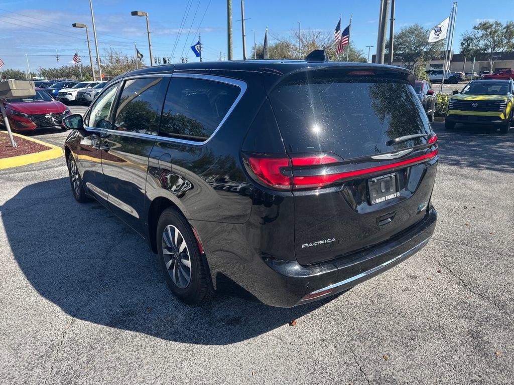 Used 2024 Chrysler Pacifica Select image 16