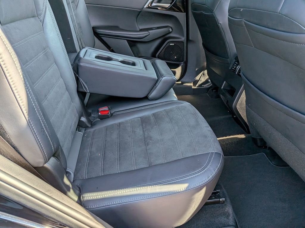 Used 2025 Mitsubishi Outlander SE image 31