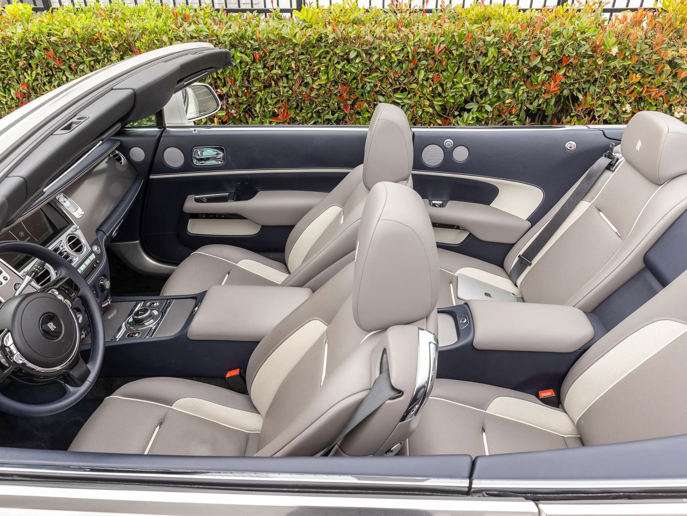 Used 2020 Rolls-Royce Dawn image 42