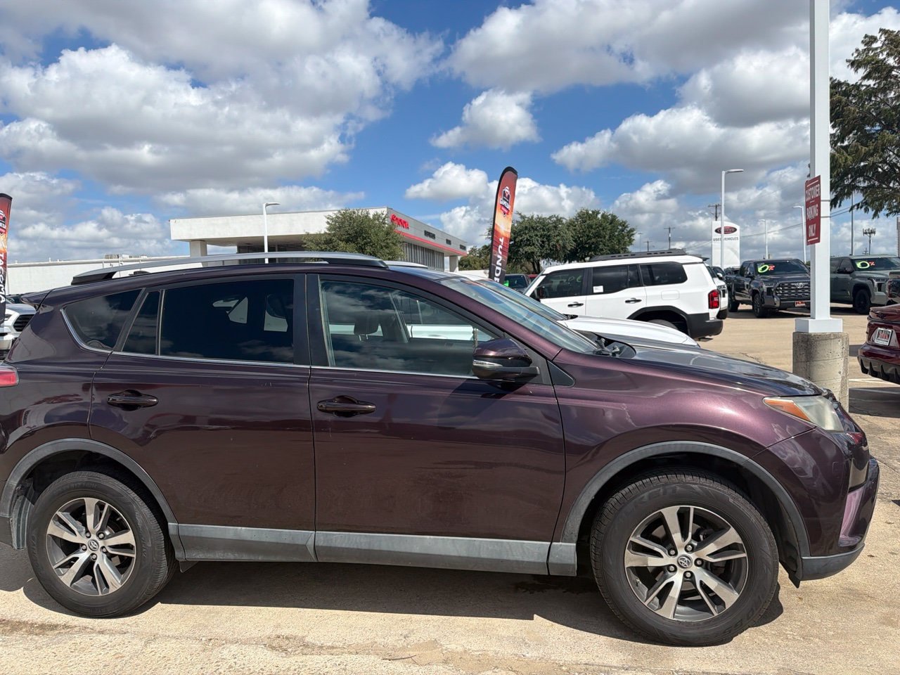 Used 2018 Toyota RAV4 XLE w/ Plus Extra Value Package FWD image 2