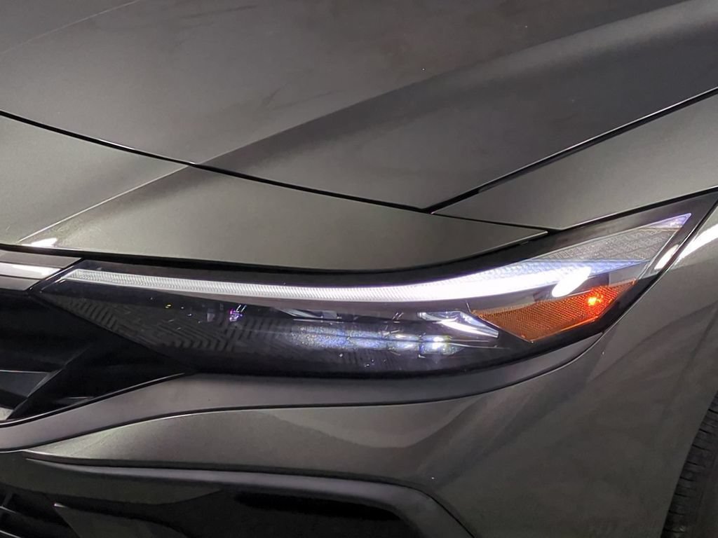 Used 2025 Hyundai Elantra SE FWD image 10