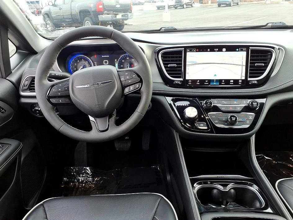 Used 2023 Chrysler Pacifica Limited w/ S Appearance Package image 23