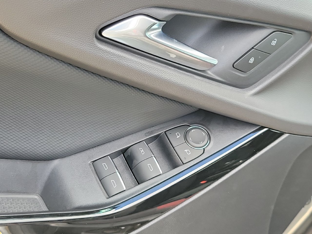 New 2027 Chevrolet Equinox RS w/ Safety and Technology Package FWD image 16