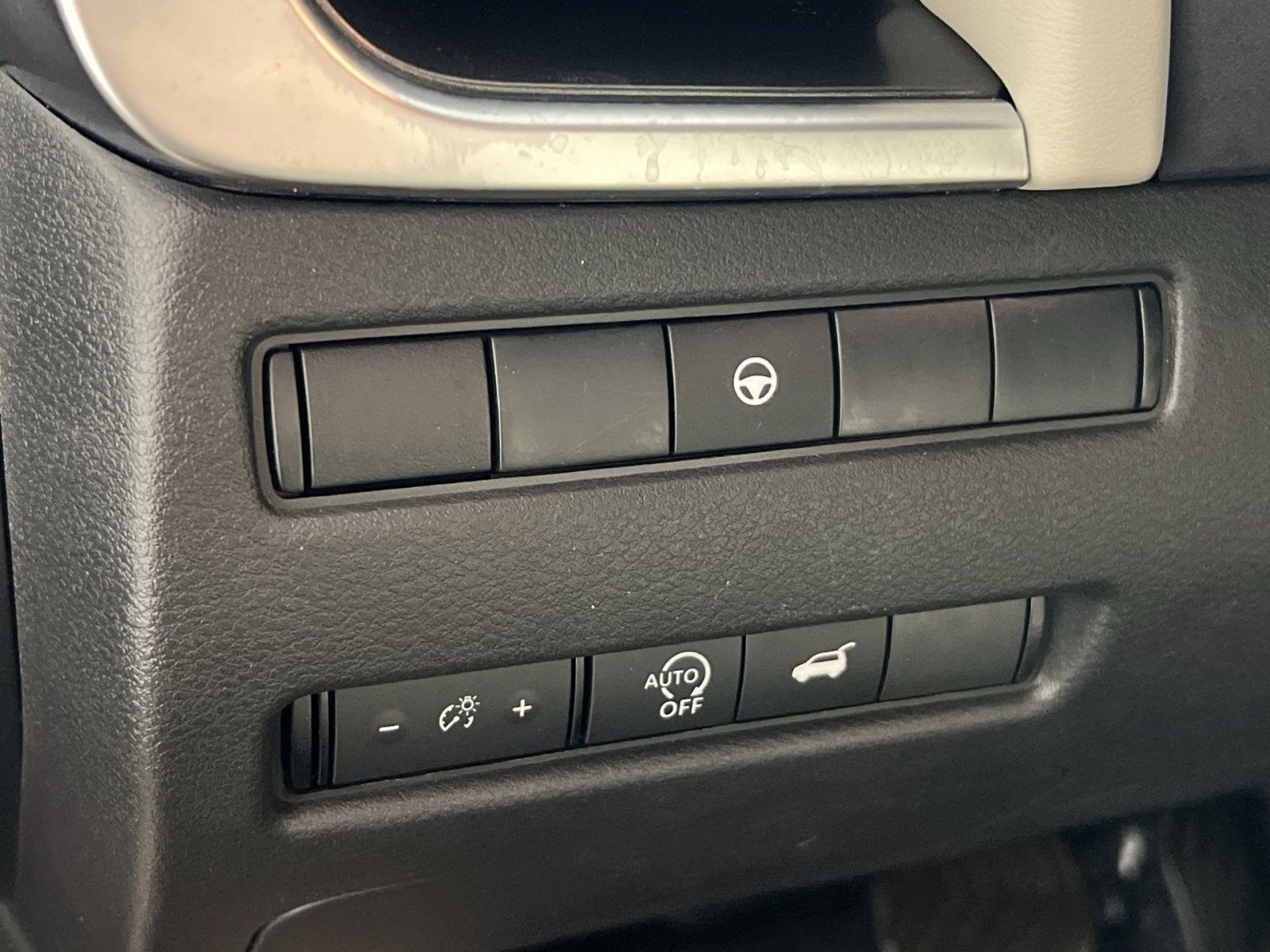 Used 2025 Nissan Rogue SV image 31