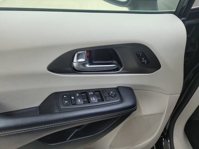 Used 2023 Chrysler Pacifica Touring-L FWD image 20