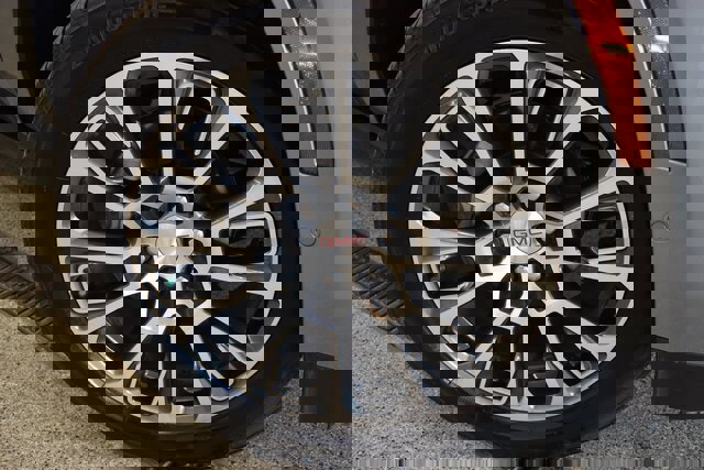 Used 2025 GMC Yukon Denali w/ Denali Reserve Package image 14