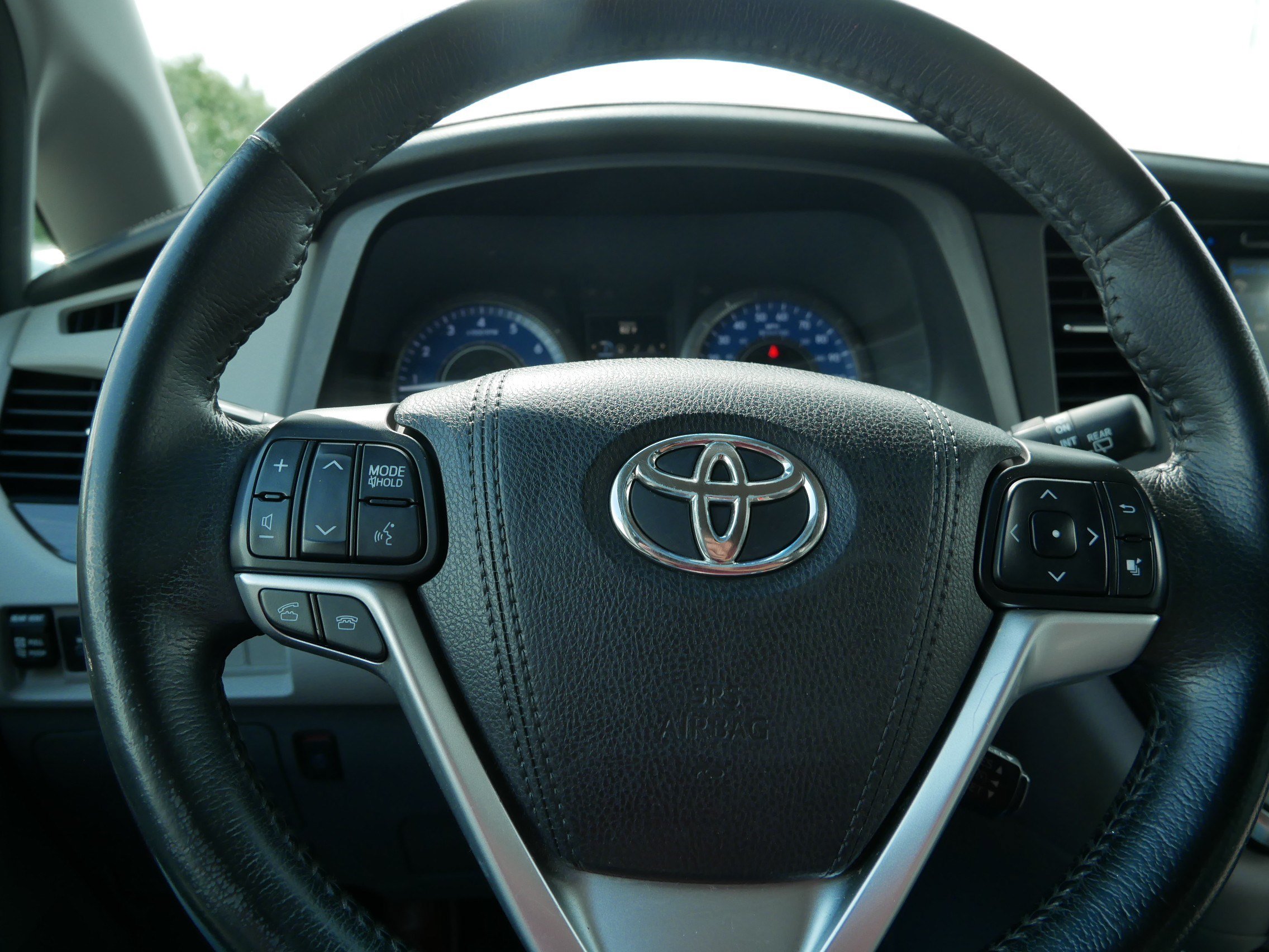 Used 2015 Toyota Sienna XLE w/ XLE Navigation Package FWD image 25