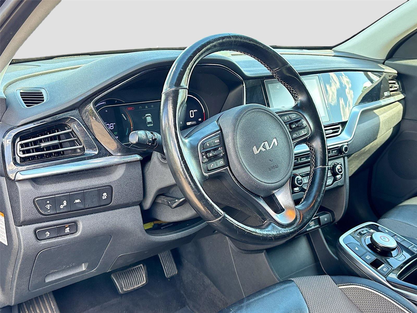 Used 2022 Kia Niro EX w/ Cold Weather Package FWD image 9