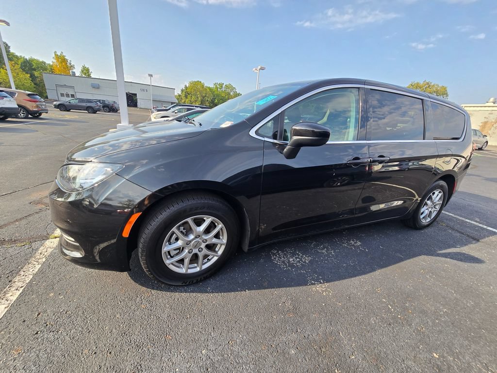 Used 2023 Chrysler Voyager LX FWD image 5