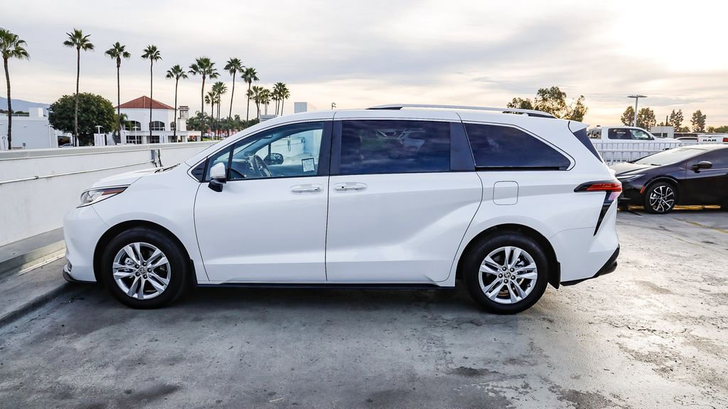 Used 2023 Toyota Sienna Limited image 13