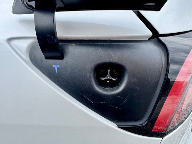 Used 2021 Tesla Model Y Long Range image 16
